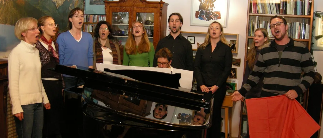 Gemeinsames Singen am Flügel in der Gesangsschule